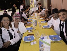 Lors du repas, une des table avec des invités déguisés en "année 20".