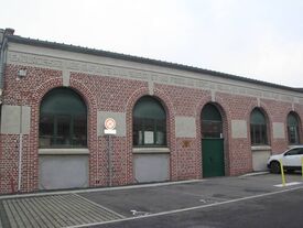 façade et parking de la salle Montaigne