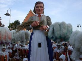 1er défilé, Mirmelène est en présence des Gilles.