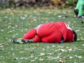 un footballeur tombé au sol