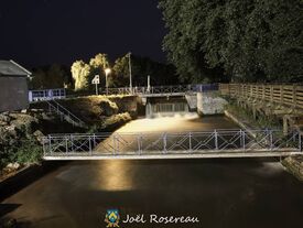 Vue de nuit, de l'écluse Couteau du canal de la Scarpe moyenne.