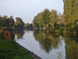 Vue sur le canal de la Scarpe moyenne qui relit Courchelettes à Douai Fort de Scarpe. 