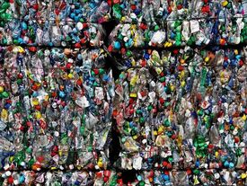 bouteilles de plastiques compressées dans des containers.