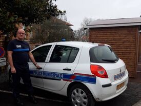 Le policier municipal devant le véhicule