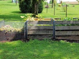 3 composteurs dans un jardin