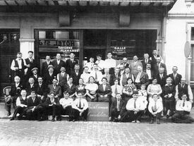1937 - Café hôtel "les 4 canaux" avec Ferdinand Baillez et son épouse Victoria à droite de la pancarte ainsi que les employés et la famille.
