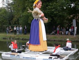 Mirmelène sur la barque avec les rameurs