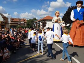 Farandole d'adultes et d'enfants autour de Mirmelène et Joseph, géant d'Iwuy.