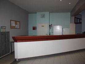 Un grand bar dans la salle des fêtes