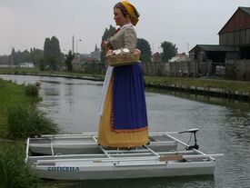 Mise à l'eau, Mirmelène est seule sur la barque