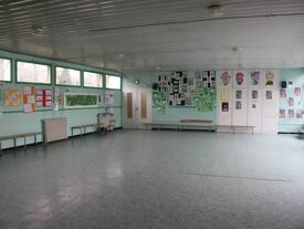 Grande salle de jeux très lumineuse