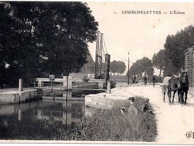 Carte postale en noir et blanc, du 19ème siècle, représentant l'écluse Couteau avec des chevaux qui servaient à ouvrir l'écluse.
Des promeneurs et des pêcheurs sont présents également.