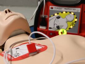 utilisation d'un défibrillateur sur un mannequin