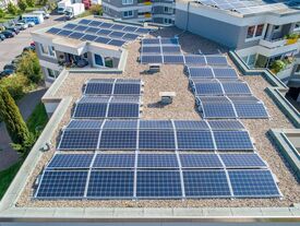 panneaux voltaïques sur un toit d'immeuble