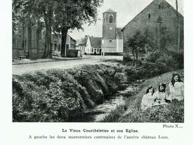 Le vieux Courchelettes et son église; A gauche les 2 marronniers centenaires de l'ancien château Luce