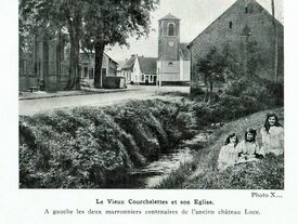 Le vieux Courchelettes et son église; A gauche les 2 marronniers centenaires de l'ancien château Luce