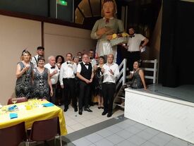 Dans la salle des fêtes, les élus prennent la pose au côté de Mirmelène.
Les dames sont en robe charleston. 