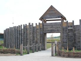 Porte principale "Portus"en bois du musée Arkéos.