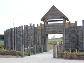 Porte principale "Portus"en bois du musée Arkéos. 