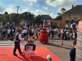 Orgue de Barbarie sur le tapis rouge de présentation des artistes.