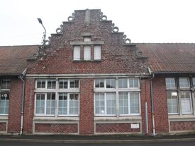 façade côté rue de briques, ciment