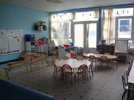 Classe lumineuse avec tables, chaises